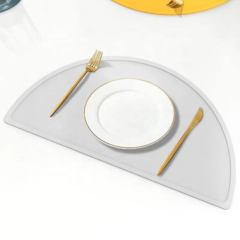 BPA Free Reusable Eco-Friendly Round Silicone Table Mat for Baby Kids Classic Style OEM ODM Feeding Placemat - detail view 3